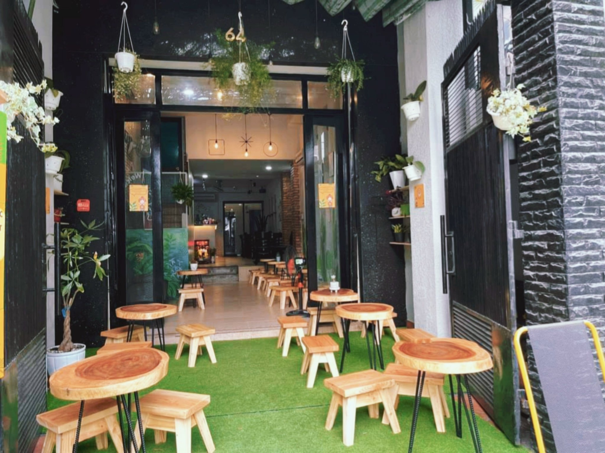 Sang quán cafe Mặt Tiền ĐườngThạch Thị Thanh Phường Tân Đinh Quận 1.